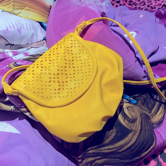 ADORABLE Yellow little crossbody bag with cute Floral Pattern 🥰 - Picture 1 of 9